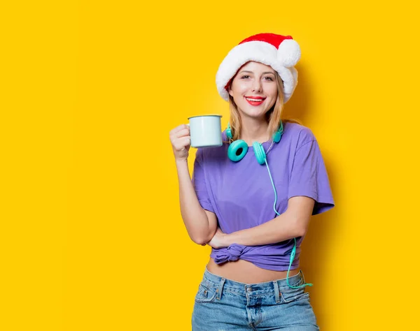 Mor Elbiseli Sarı Arka Planda Noel Şapkalı Fincanlı Genç Bir — Stok fotoğraf