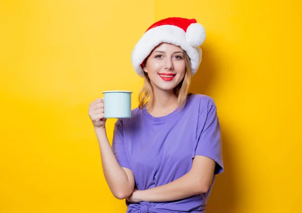 Young Style Girl Purple Clothes Christmas Hat Cup Yellow Background — Stock Photo, Image