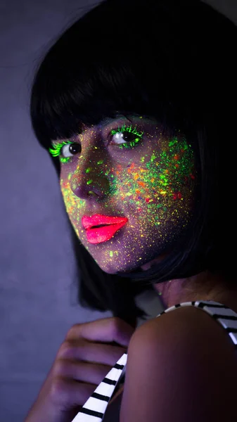 Μελαχρινή Νεαρή Γυναίκα Neon Χρώμα Στα Χείλη Και Πρόσωπο Studio — Φωτογραφία Αρχείου