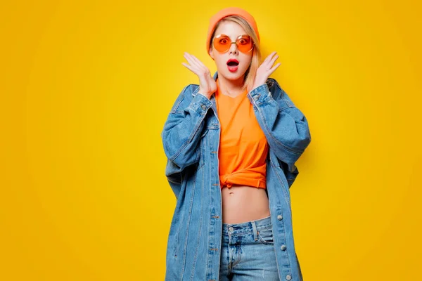Молодая Привлекательная Женщина Джинсовой Одежде Оранжевых Очках Желтом Фоне Одежда — стоковое фото