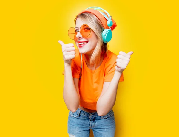 Mulher Elegante Jovem Com Óculos Laranja Fones Ouvido Fundo Amarelo — Fotografia de Stock