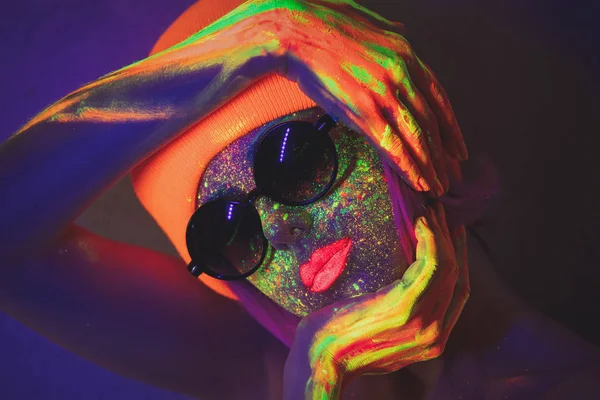 Mujer Joven Sombrero Naranja Gafas Sol Con Pintura Fluorescente Los —  Fotos de Stock