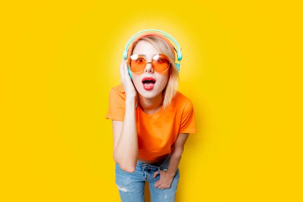 Stijlvolle Jongedame Met Oranje Bril Koptelefoon Gele Achtergrond Kleding Stijl — Stockfoto