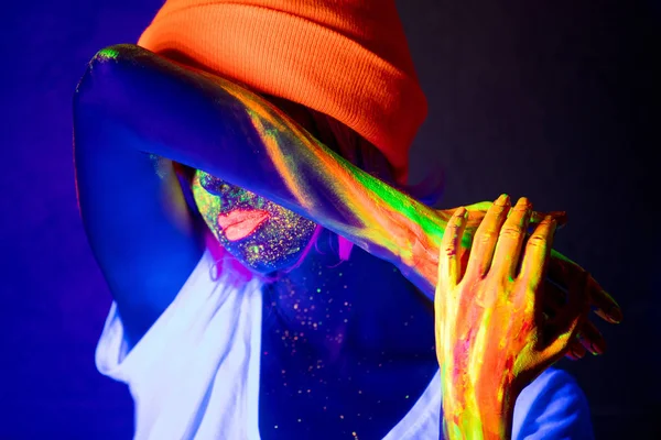 Mulher Atraente Chapéu Laranja Com Tinta Fluorescente Nos Lábios Rosto — Fotografia de Stock