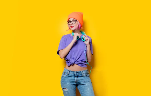 Mujer Joven Elegante Ropa Púrpura Con Auriculares Sobre Fondo Amarillo —  Fotos de Stock