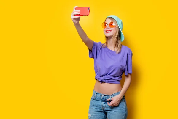 Mujer Joven Elegante Con Gafas Color Naranja Con Teléfono Sobre — Foto de Stock