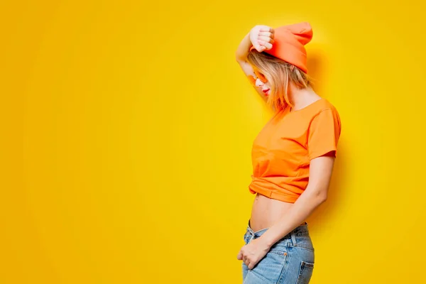 Młoda Kobieta Stylowe Okulary Pomarańczowy Żółtym Tle Ubrania Stylu Lat — Zdjęcie stockowe
