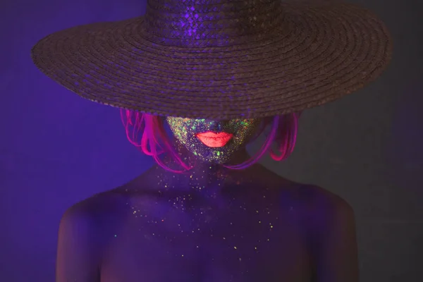 Mujer Joven Sombrero Con Pintura Fluorescente Los Labios Cara —  Fotos de Stock