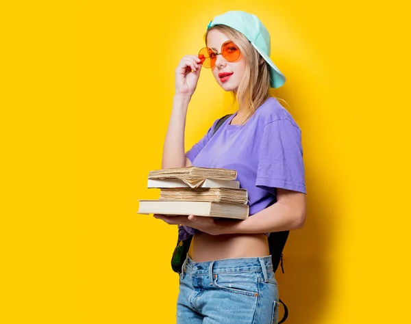 Junges Studentenmädchen Mit Orangefarbener Brille Und Büchern Auf Gelbem Hintergrund — Stockfoto