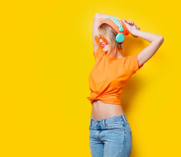 Stijlvolle Jongedame Met Oranje Bril Koptelefoon Gele Achtergrond Kleding Stijl — Stockfoto