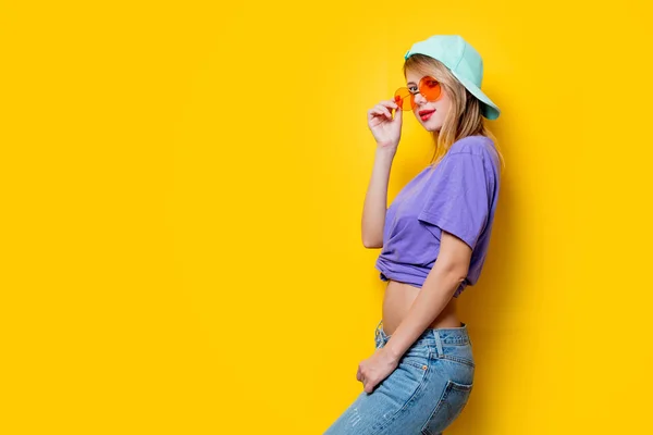 Mladý Styl Dívka Oranžovými Brýlemi Čepice Žlutém Pozadí Oblečení Stylu — Stock fotografie