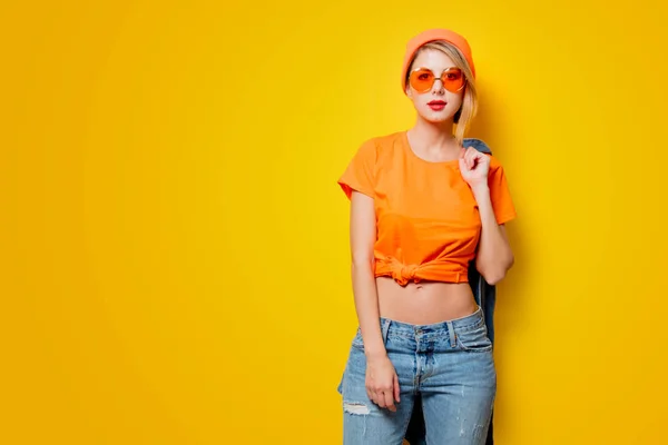 年轻的时尚女人 橙色眼镜黄色背景 二十世纪八十年代款式服装 — 图库照片