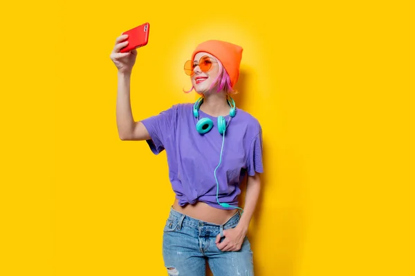 Mulher Roupas Roxas Com Fones Ouvido Telefone Celular Fundo Amarelo — Fotografia de Stock