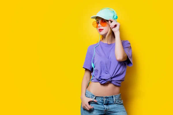 Mujer Joven Elegante Con Gafas Auriculares Color Naranja Sobre Fondo —  Fotos de Stock