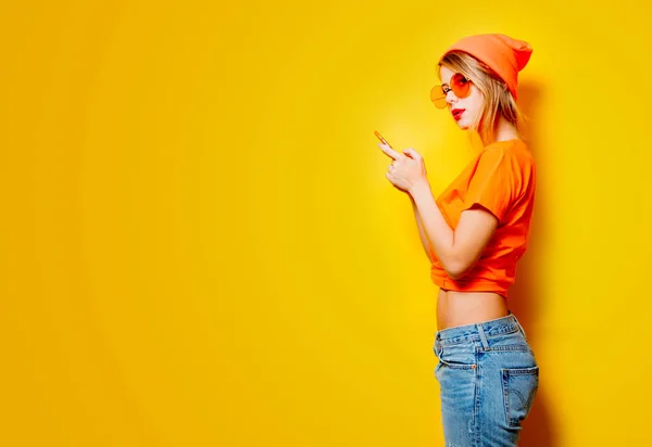 Mulher Elegante Jovem Com Óculos Laranja Telefone Celular Fundo Amarelo — Fotografia de Stock