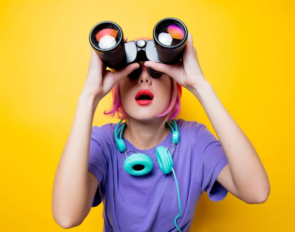 Junge Stylische Frau Lila Kleidung Mit Fernglas Auf Gelbem Hintergrund — Stockfoto