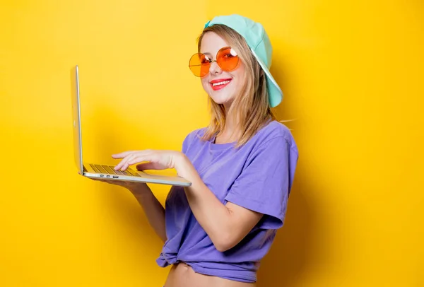 Junge Stylische Frau Mit Orangefarbener Brille Und Laptop Auf Gelbem — Stockfoto