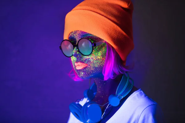 Jonge Vrouw Oranje Hoed Zonnebril Met Fluorescerende Verf Lippen Gezicht — Stockfoto