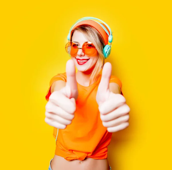 Mujer Joven Elegante Con Gafas Auriculares Color Naranja Sobre Fondo —  Fotos de Stock