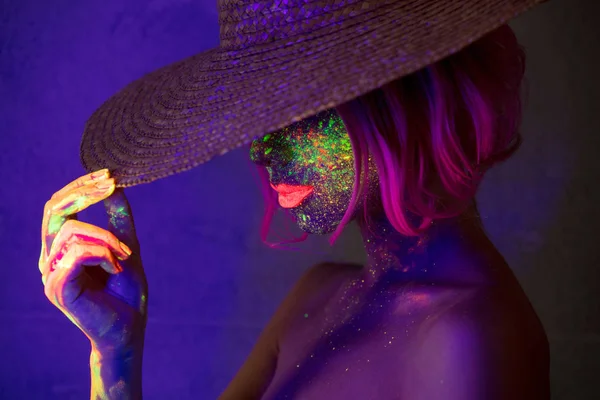 Mujer Joven Sombrero Con Pintura Fluorescente Los Labios Cara —  Fotos de Stock