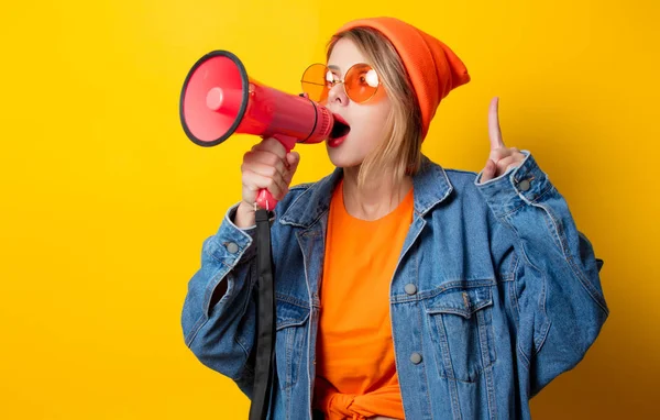 Jonge Stijl Meisje Jeans Kleding Met Roze Megafoon Gele Achtergrond — Stockfoto