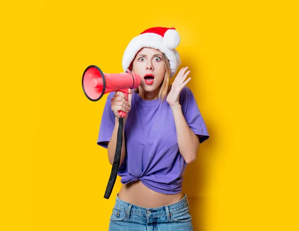 Chica Estilo Joven Ropa Púrpura Sombrero Navidad Con Megáfono Rosa —  Fotos de Stock