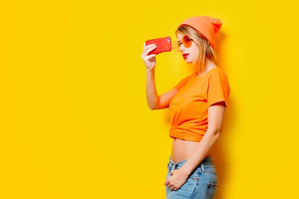 Jovem Com Óculos Laranja Tirando Selfie Com Seu Telefone Fundo — Fotografia de Stock