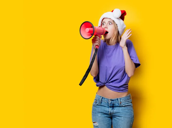 Chica Estilo Joven Ropa Púrpura Sombrero Navidad Con Megáfono Rosa —  Fotos de Stock