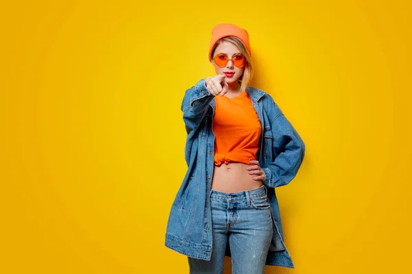 Jovem Mulher Atraente Jeans Roupas Com Óculos Laranja Fundo Amarelo — Fotografia de Stock