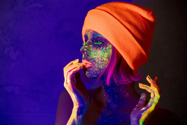 Ελκυστική Γυναίκα Πορτοκαλί Καπέλο Φθορίζον Χρώμα Στα Χείλη Και Πρόσωπο — Φωτογραφία Αρχείου