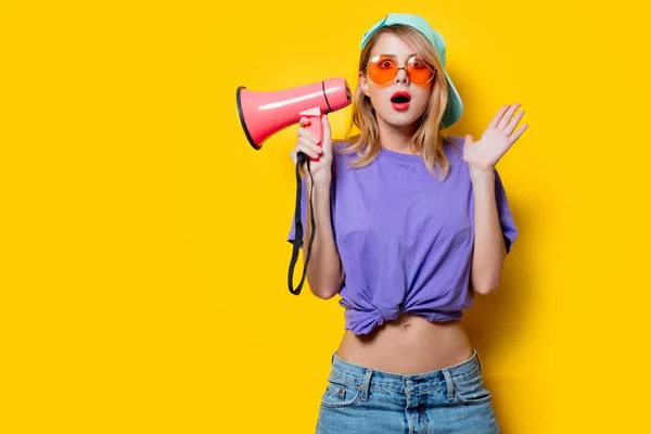 Menina Estilo Jovem Roupas Roxas Com Megafone Rosa Fundo Amarelo — Fotografia de Stock