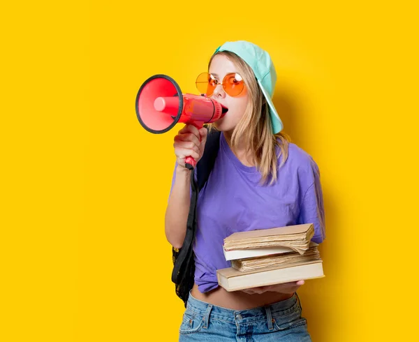 Junges Mädchen Lila Kleidung Mit Rosa Megafon Und Büchern Auf — Stockfoto