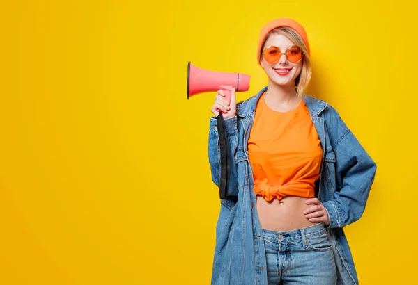 Menina Estilo Jovem Roupas Calça Com Megafone Rosa Fundo Amarelo — Fotografia de Stock