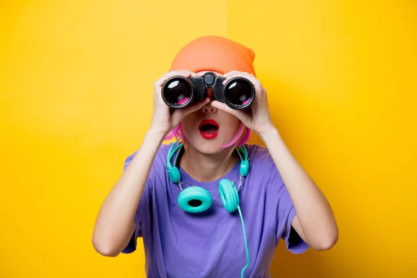Молода Стильна Жінка Фіолетовому Одязі Біноклями Жовтому Тлі Одяг Стилі — стокове фото