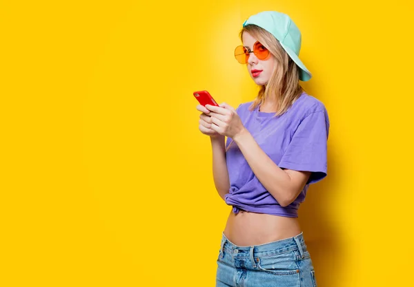 Giovane Donna Elegante Con Occhiali Arancioni Con Suo Telefono Sfondo — Foto Stock