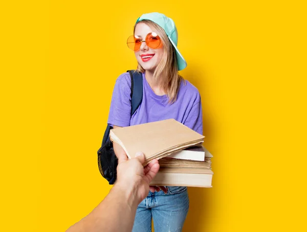 Jong Studentenmeisje Met Oranje Bril Boeken Gele Achtergrond Kleding Jaren — Stockfoto