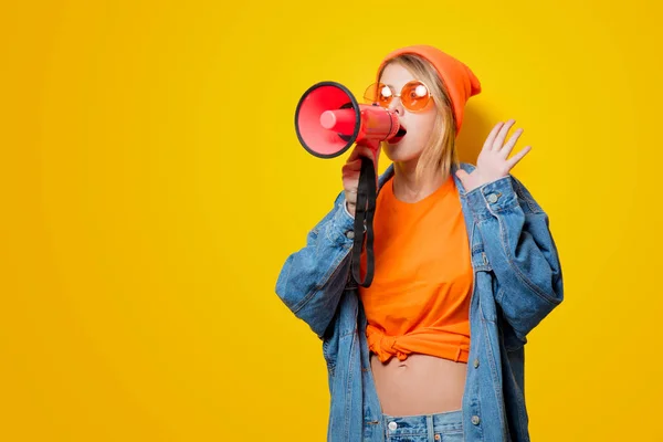 Mladý Styl Dívka Džínách Oblečení Růžovým Megafonem Žlutém Pozadí Symbolizuje — Stock fotografie