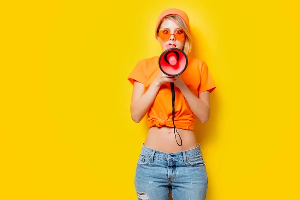 Jonge Stijl Meisje Oranje Kleding Met Roze Megafoon Gele Achtergrond — Stockfoto