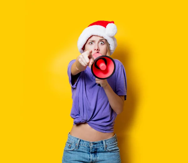 Chica Estilo Joven Ropa Púrpura Sombrero Navidad Con Megáfono Rosa — Foto de Stock