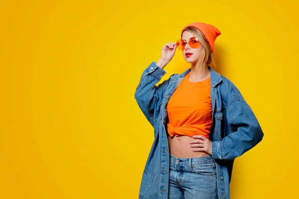 Jovem Mulher Atraente Jeans Roupas Com Óculos Laranja Fundo Amarelo — Fotografia de Stock