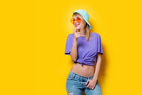 Chica Estilo Joven Con Gafas Color Naranja Gorra Sobre Fondo —  Fotos de Stock