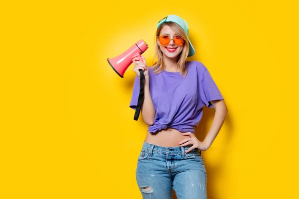 Młoda Dziewczyna Purpurowym Ubraniu Różowym Megafonem Żółtym Tle Symbolizuje Kobiecy — Zdjęcie stockowe