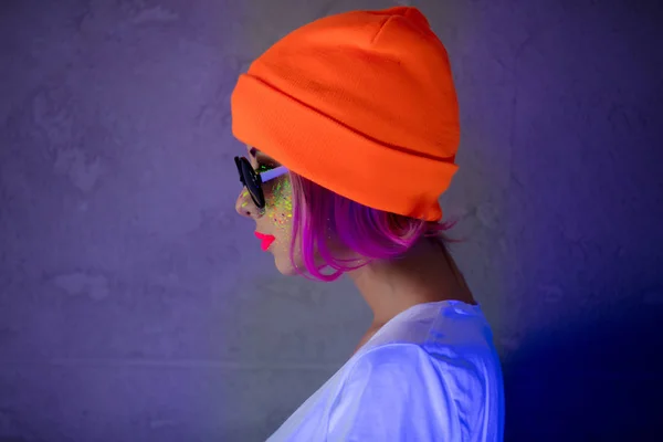 Young Woman Orange Hat Sunglasses Fluorescent Paint Lips Face Sunglasses — Stock Photo, Image