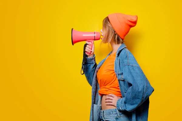 Mladý Styl Dívka Džínách Oblečení Růžovým Megafonem Žlutém Pozadí Symbolizuje — Stock fotografie