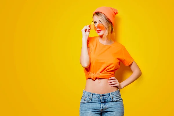 Attraktiv Kvinna Med Orange Glasögon Gul Bakgrund Kläder 1980 Talet — Stockfoto