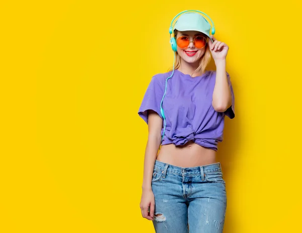 Młoda Kobieta Stylowe Okulary Pomarańczowy Słuchawki Żółtym Tle Ubrania Stylu — Zdjęcie stockowe