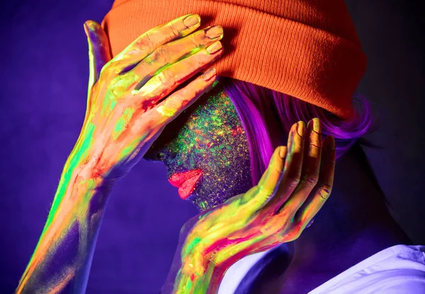 Jovem Mulher Chapéu Com Tinta Fluorescente Nos Lábios Rosto — Fotografia de Stock