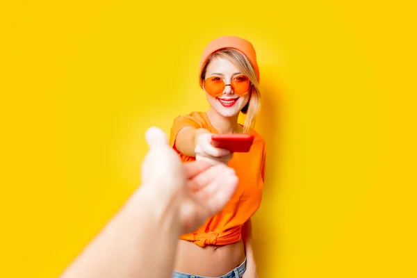 Junge Glückliche Frau Mit Orangefarbener Brille Gibt Ihnen Ihr Handy — Stockfoto