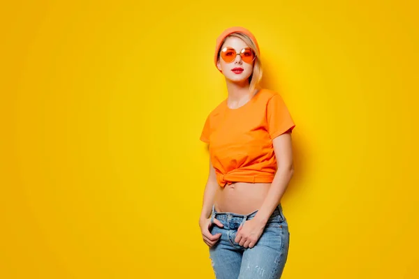 Mujer Joven Elegante Con Gafas Color Naranja Sobre Fondo Amarillo — Foto de Stock