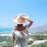 Junge Frau mit Blick auf das tropische Meer, Rückseite